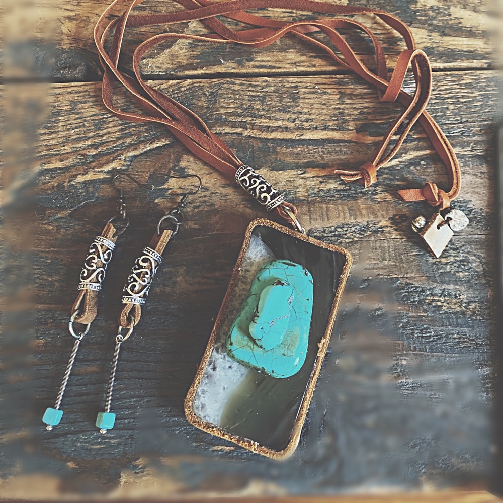 Necklace The Anika Pendant & Earring Set HP🌵